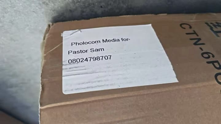 Corporate gift shipment with Pholocom Media shipping mark